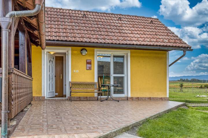 Ferienhaus für 2 Personen, mit Terrasse und Kinderpool in Möttling