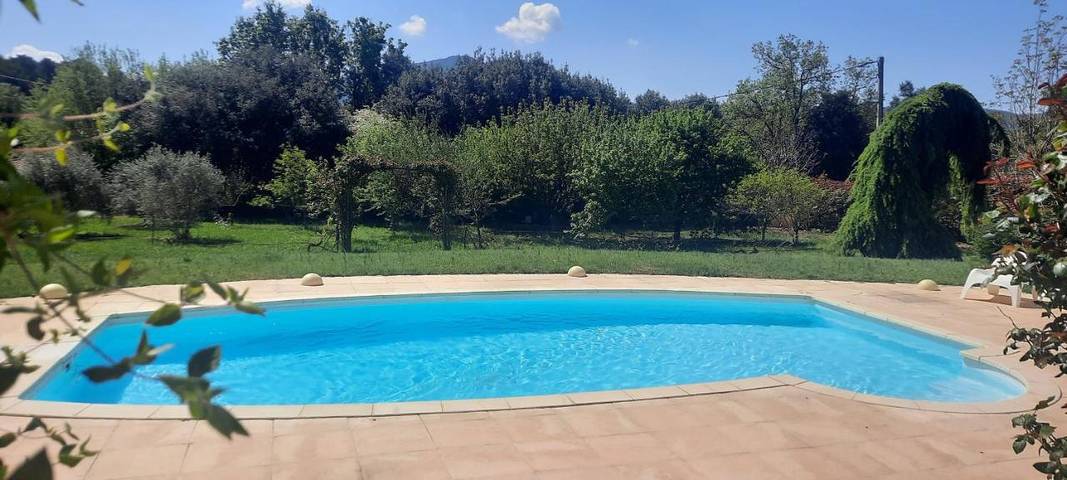 Gîte pour 4 personnes, avec jacuzzi et terrasse ainsi que jardin et piscine à Jouques - 3