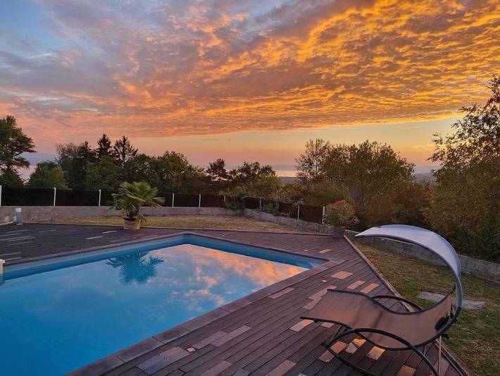 Appartement de vacances pour 4 personnes, avec terrasse ainsi que vue et piscine, animaux acceptés