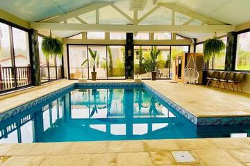 Location de vacances pour 12 personnes, avec piscine ainsi que sauna et jardin à Ahetze