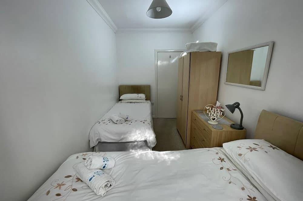 Lovely Bungalow Just 200 Yards From Seafront With Garden in Mudeford, Christchurch