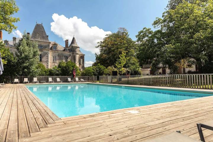 Camping pour 6 personnes, avec terrasse et piscine, animaux acceptés à Saint-Julien-des-Landes