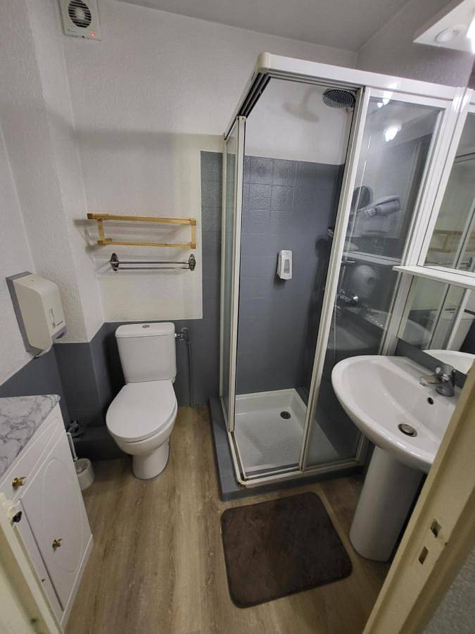 Double Room with Private Bathroom in Sennecé-lès-Mâcon, Mâcon
