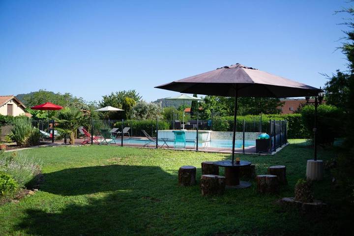 Location de vacances pour 8 personnes, avec piscine ainsi que jardin et vue à Saint-Julien-de-Lampon