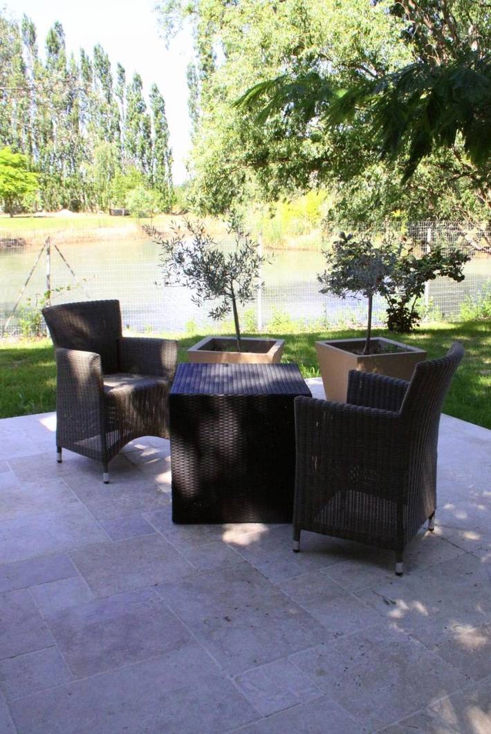 Location de vacances pour 3 personnes, avec piscine ainsi que vue et jardin à Alleins - 3