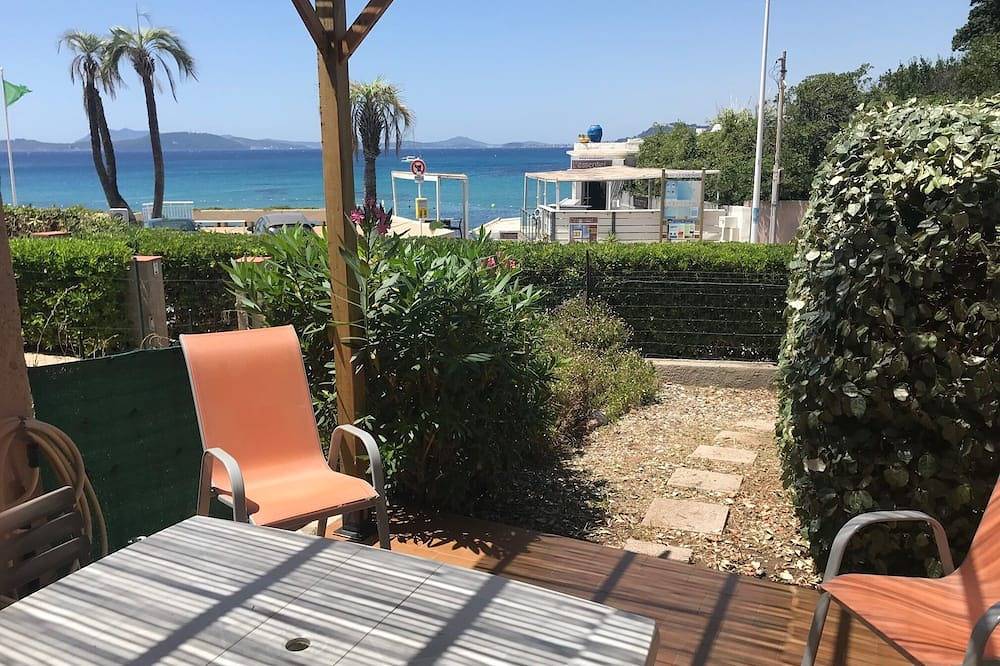 Sea-view apartment facing Toulon harbor. Sandy beach 10 m away. in Le Pradet, Parc national de Port-Cros