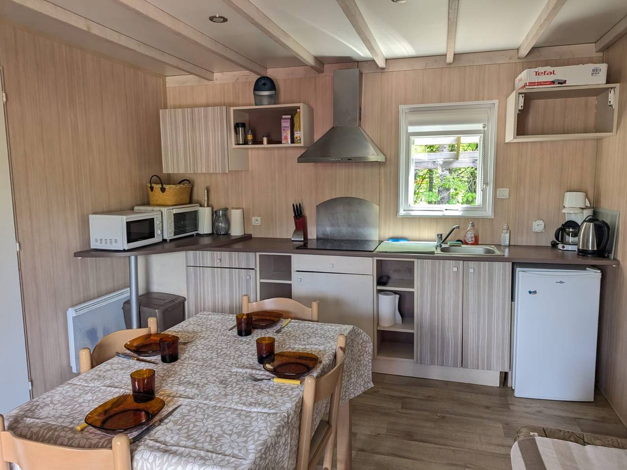 Mobil-home moderne dans la nature d'Auvergne in Égliseneuve-d'Entraigues, Parc naturel régional des Volcans d'Auvergne