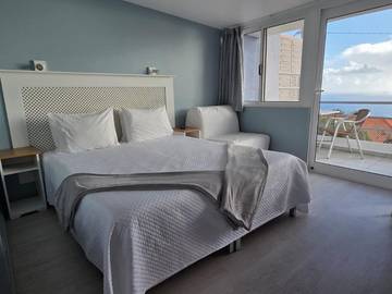 Gîte pour 3 personnes, avec jardin ainsi que vue et piscine dans Estreito da Calheta