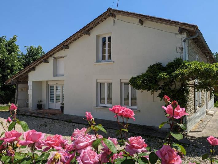 Gîte pour 6 personnes, avec jardin à Montboyer