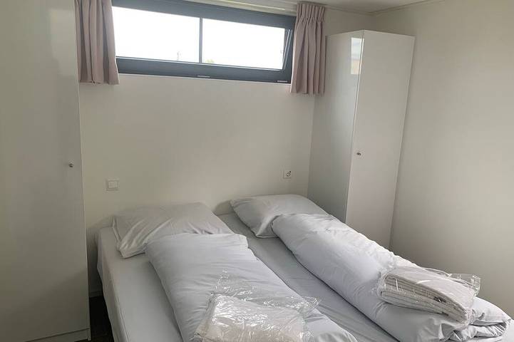 Neu: jetzt mit Zaun & AirCo - Cube Elite Paradiso mit Traum-Blick auf das IJssel in Enkhuizen, Ijsselmeer