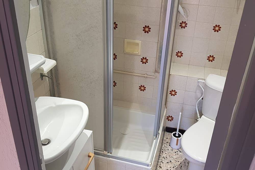 Entire apartment, Appartement bas de Villa rez de Jardin in La Garde, Toulon region