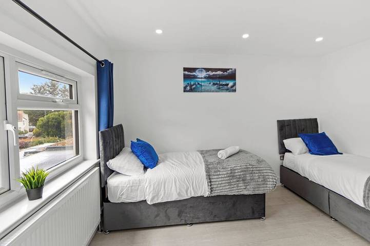 Luxurious 4 Bedroom House |9 Guests |Free Parking |WIFI in Sutton (London), London