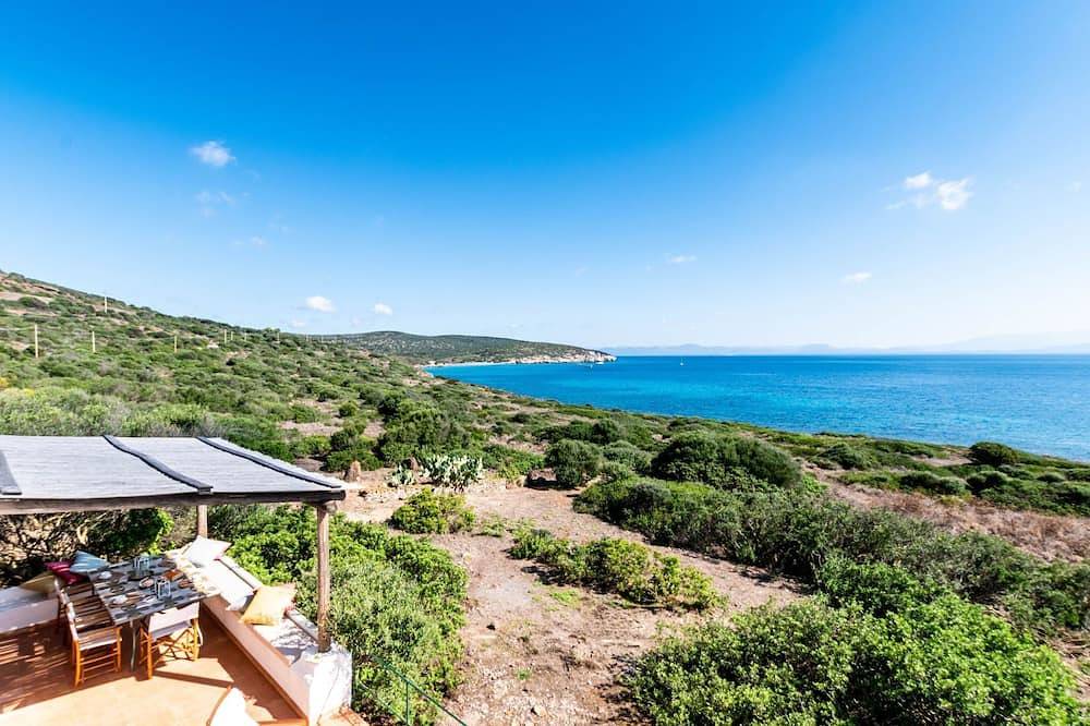 Haus in Sant'antioco mit überdachtem Parkplatz in Peonia Rosa, Sant'Antioco