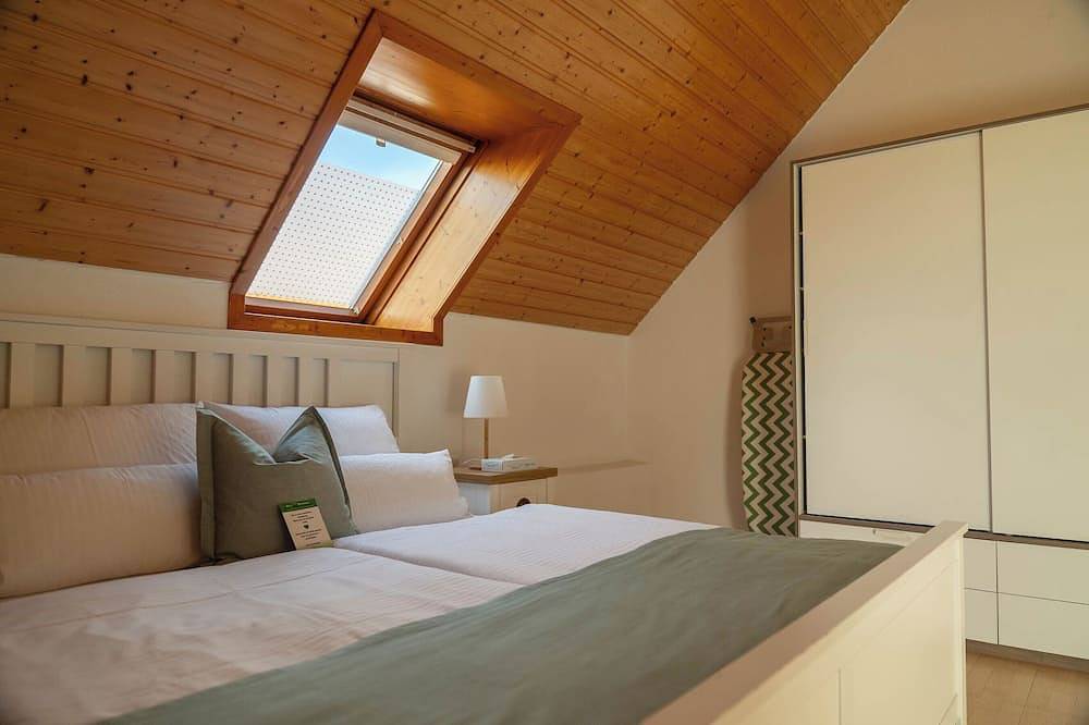 Ganze Wohnung, Spacious 3-bedroom apartment, Walk to Lakes, Transit & On-Site German Dining in Böblingen, Landkreis Böblingen