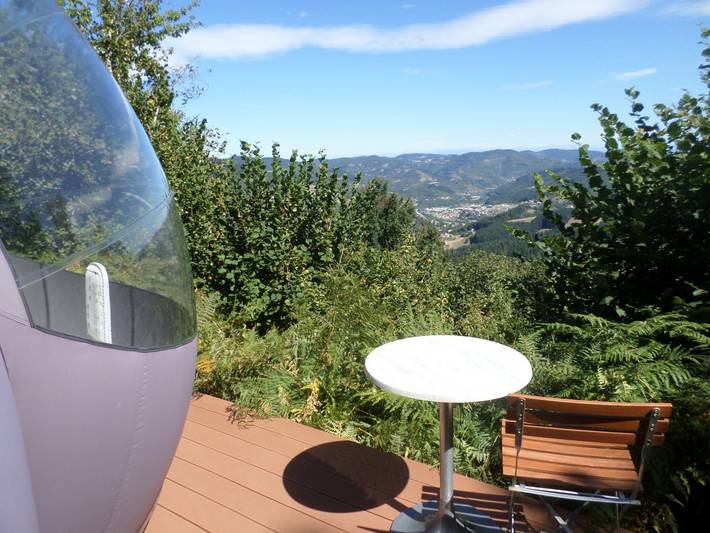 Gîte pour 2 personnes, avec piscine ainsi que vue sur le lac et terrasse en Ardèche