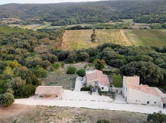 Location de vacances pour 2 personnes, avec terrasse et piscine ainsi que vue et jardin à Sainte-Anastasie - 4