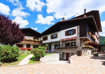Hôtel pour 2 personnes, avec jardin ainsi que piscine et vue à Forni di Sopra