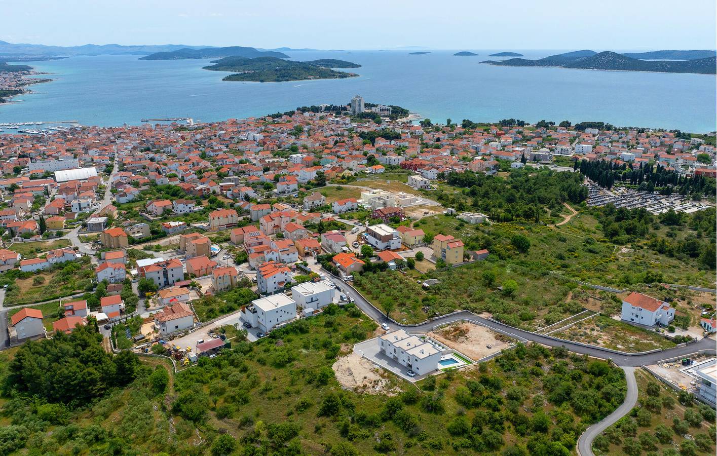 Geräumige 150 m² große Wohnung mit Pool, WLAN und Zugang zum Strand – 1,5 km entfernt in Vodice, Šibenik-Knin