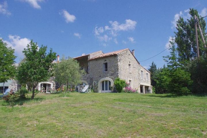 Location de vacances pour 4 personnes, avec vue et piscine ainsi que sauna et jardin à Alba-la-Romaine - 2
