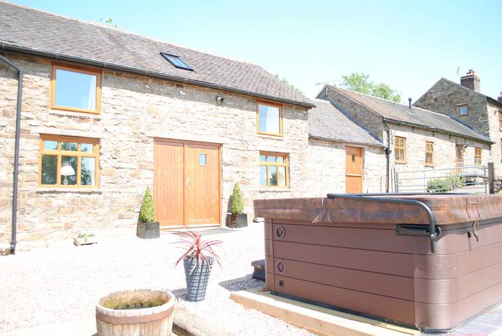 Holiday rental for 6 people, with hot tub and terrace as well as garden, child-friendly in Staffordshire Moorlands