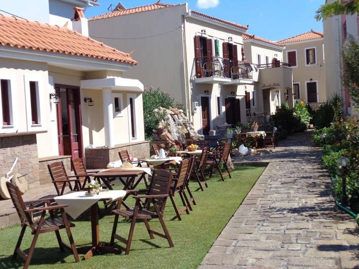 Ferienhaus für 2 Personen, mit Balkon und Whirlpool sowie Terrasse und Garten in Petra (Griechenland)