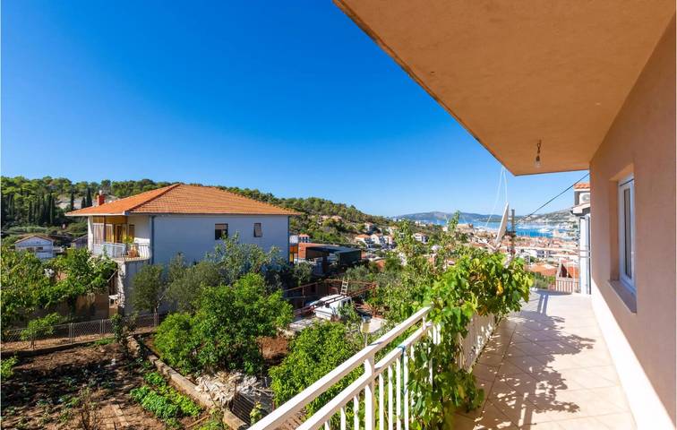 Ferienwohnung für 5 Personen, mit Terrasse in Trogir
