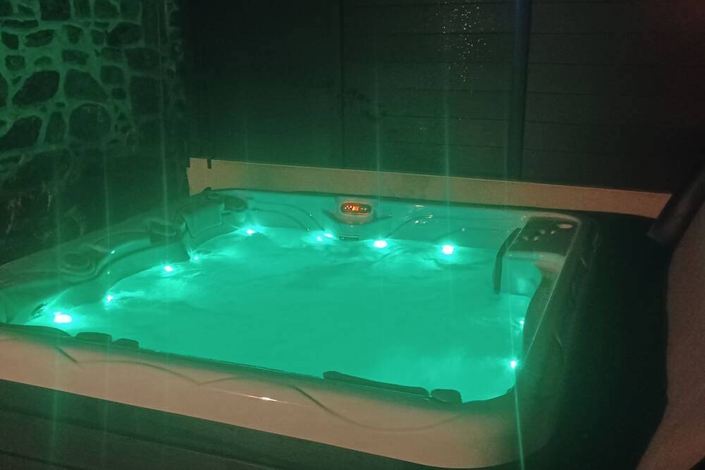 Casa Rural equipada con un spa privado a 5 minutos de las playas de arena blanca in Trélévern, Costa de granito rosa