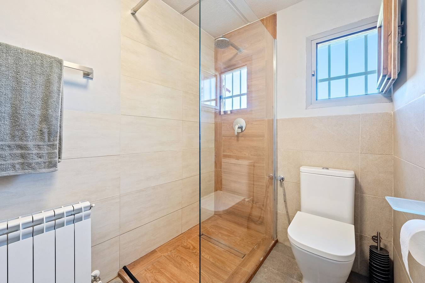 Landhuis 'Habitacion Doble Jardin' met uitzicht op de bergen, gedeeld zwembad en Wi-Fi in Camarles, Costa Dorada