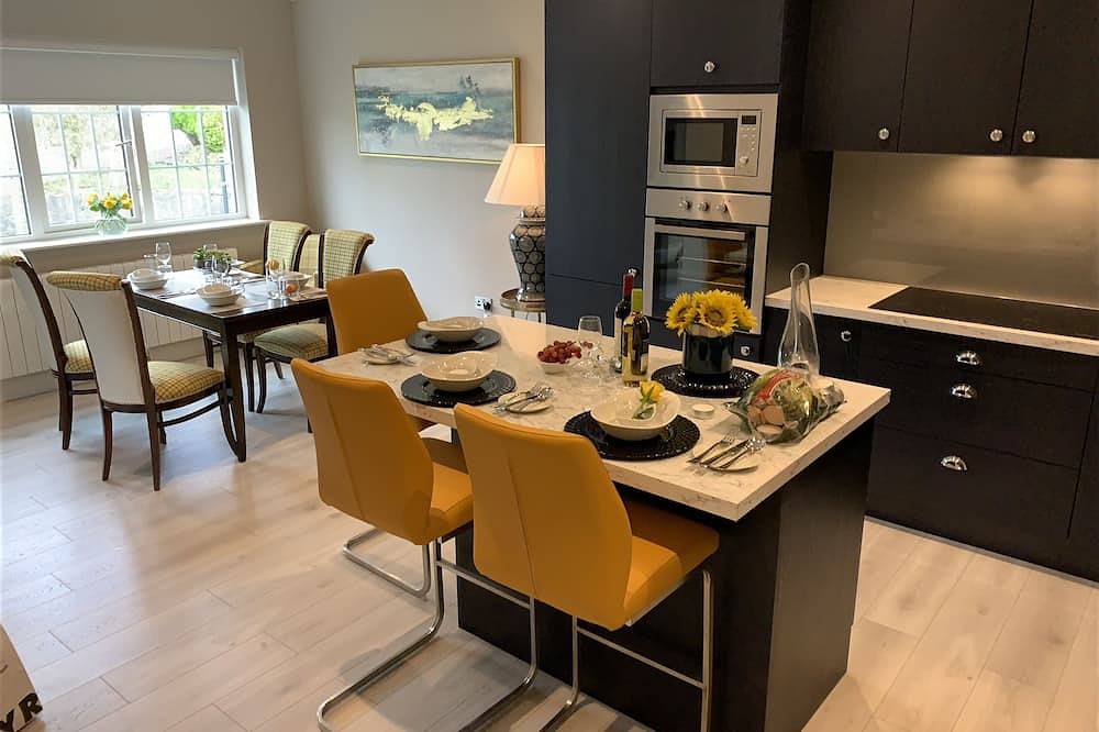 Entire apartment, Luxurious Balcony Apartment Killarney Town Centre in Scrahane, Killarney