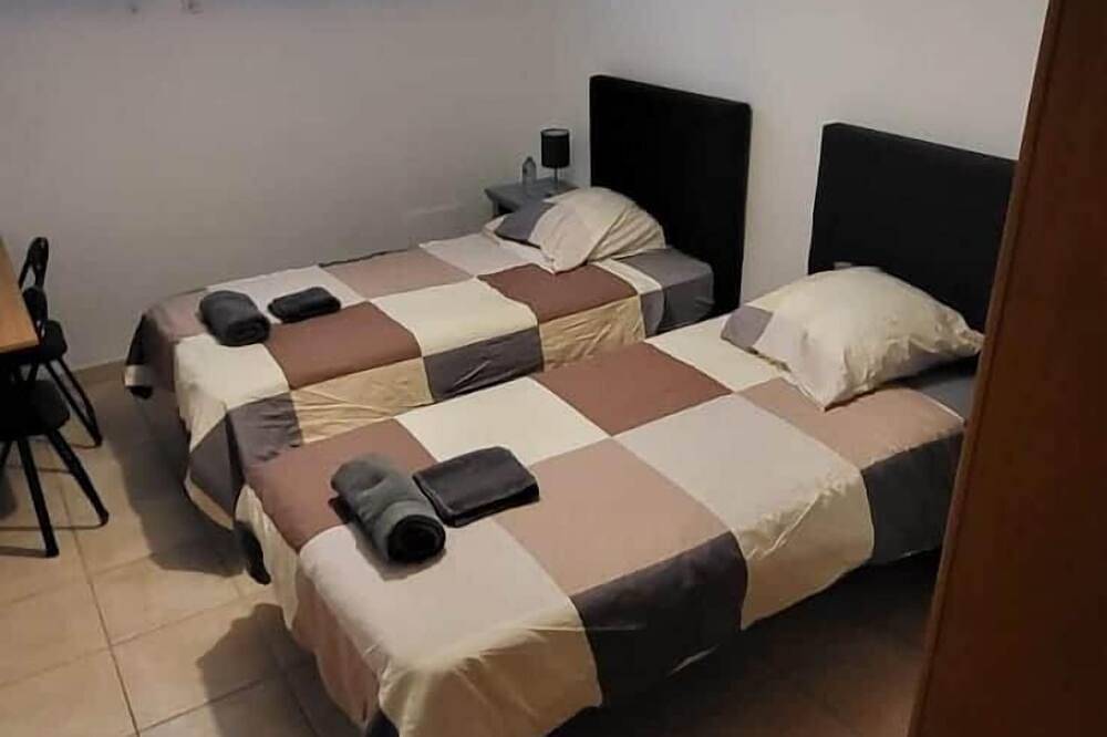 Entire apartment, Gîte Écureuil: Lower Villa 2 Bedrooms, Terrace, Parking in Velaux, Aix-en-Provence region