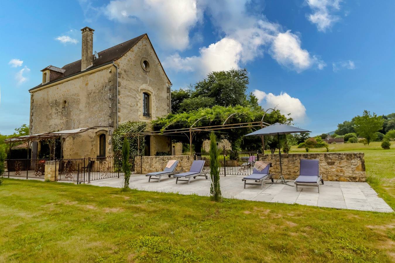 Villa 'Demeure Au Coeur De La Nature' con piscina privada, terraza y Wi-Fi in Domme, Périgord Noir
