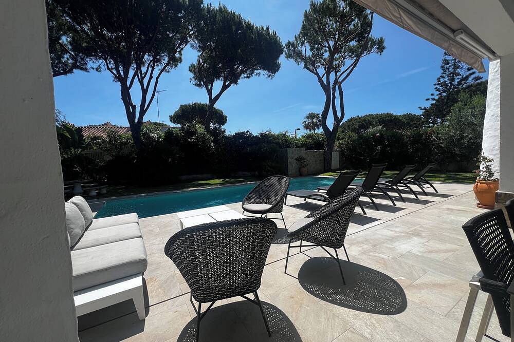 Finca moderna cerca de la playa con piscina. in Roche, Conil de la Frontera