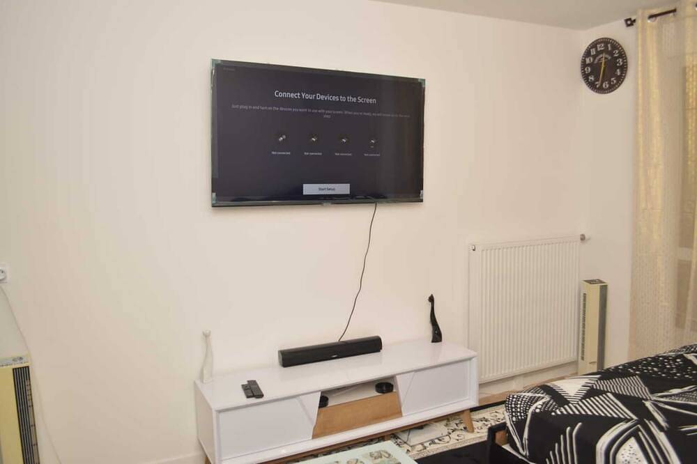 Ganze Wohnung, Cheap Charming family size studio with self made office, Tv, Wifi, Cafe, etc in Bobigny, Seine-Saint-Denis