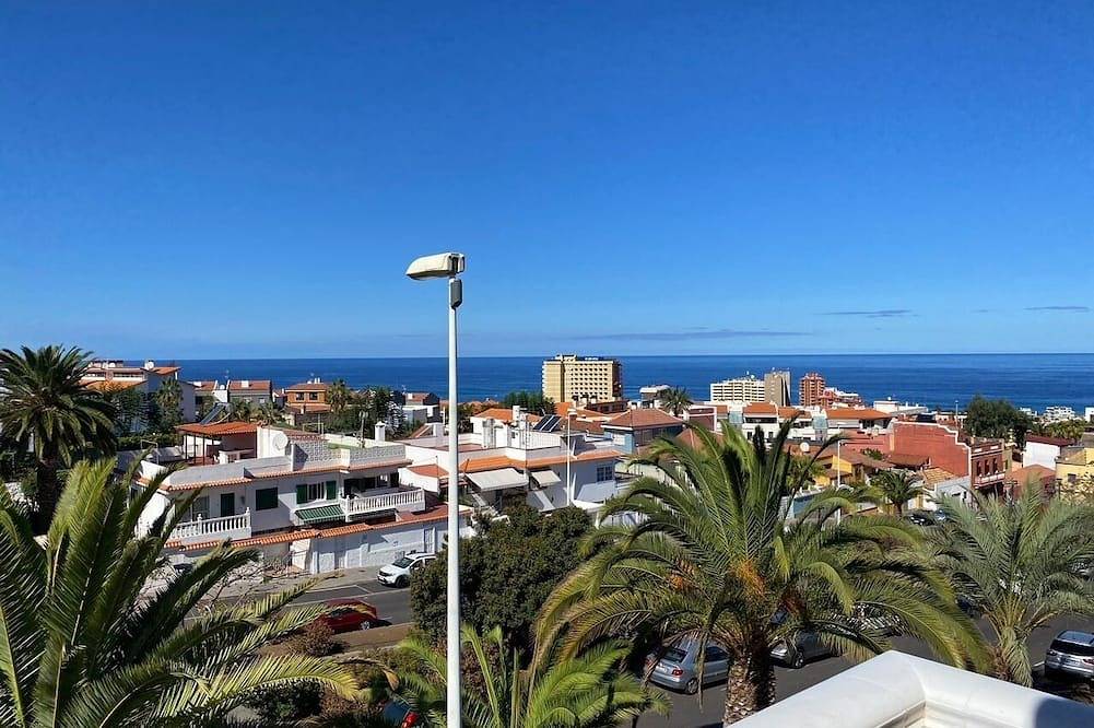 Appartement entier, 3 room apartment with fantastic views over the Atlantic and Teide in Playa Jardin, Puerto de la Cruz