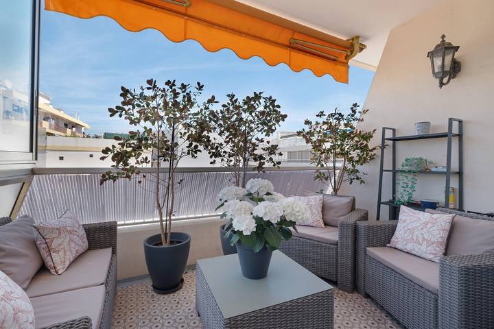 Entire apartment, 'Couronne Du Cros T2 Seaside Apartment' with Private Terrace, Wi-Fi, and Air Conditioning in Cagnes-sur-Mer, Mediterranean Coast (France)