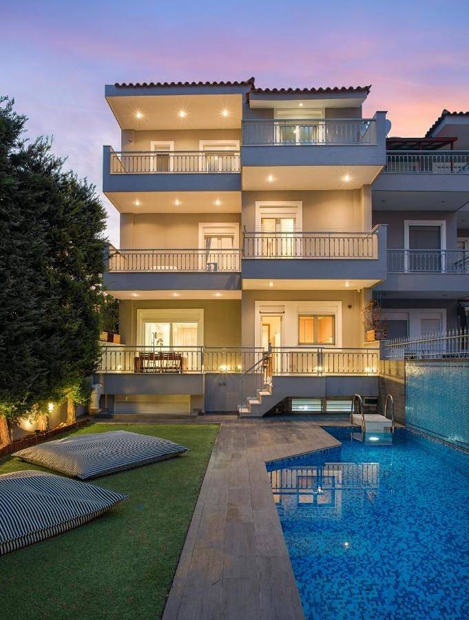 Villa für 14 Personen, mit Balkon und Terrasse sowie Garten und Pool in Voula