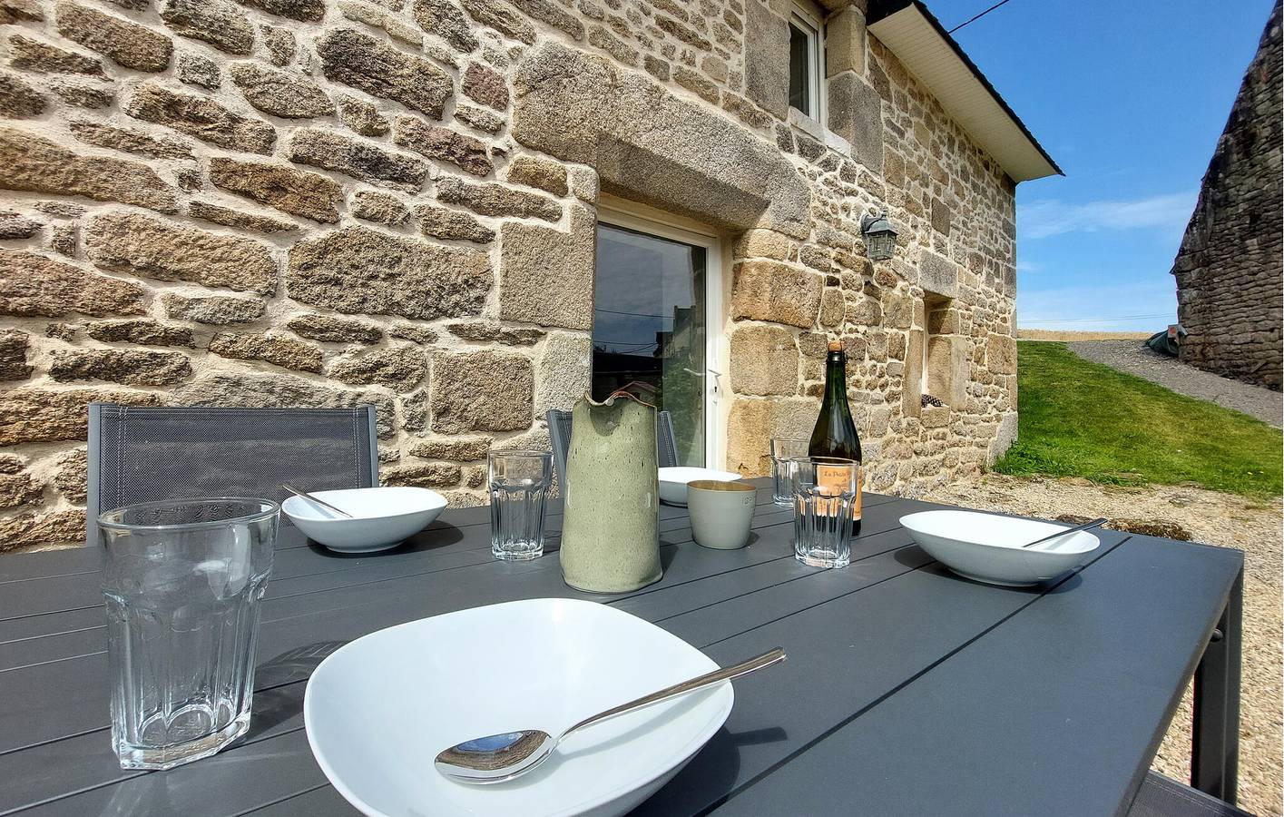 Acogedor apartamento con terraza ajardinada y aparcamiento in Melrand, Pontivy region