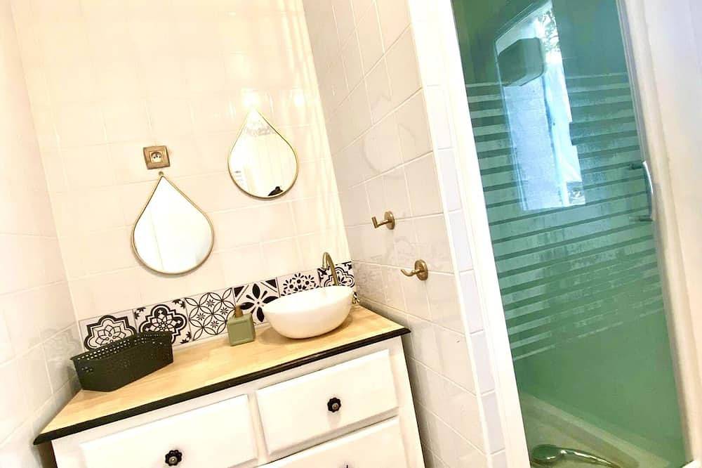 Entire apartment, Appartement Fanny. Terrasse, vue mer in Niolon, Le Rove