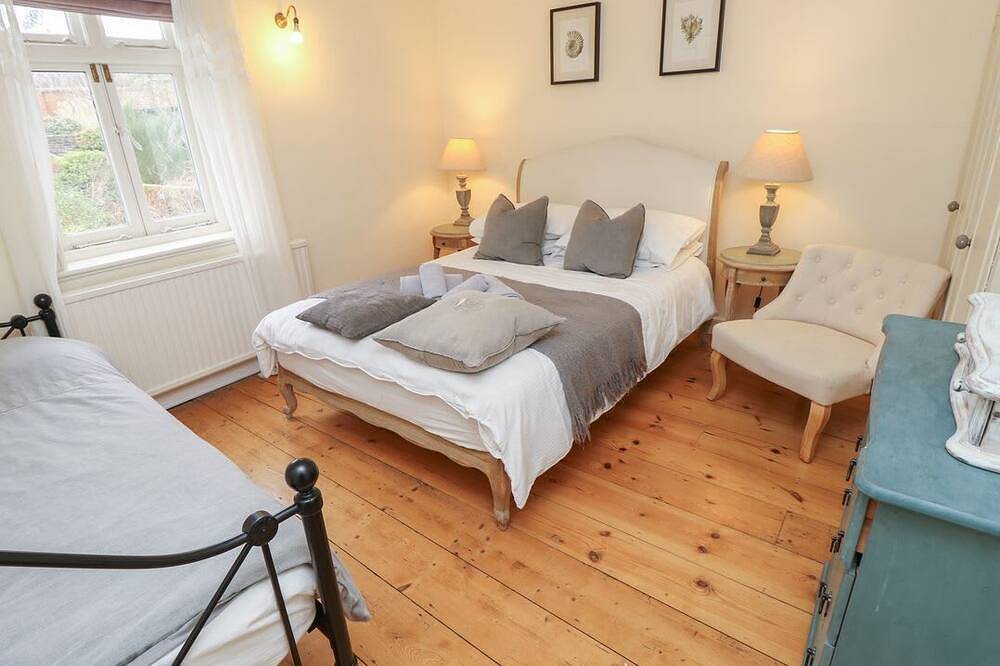 Captains Row, Lymington. 2 bed in Lymington, Hampshire