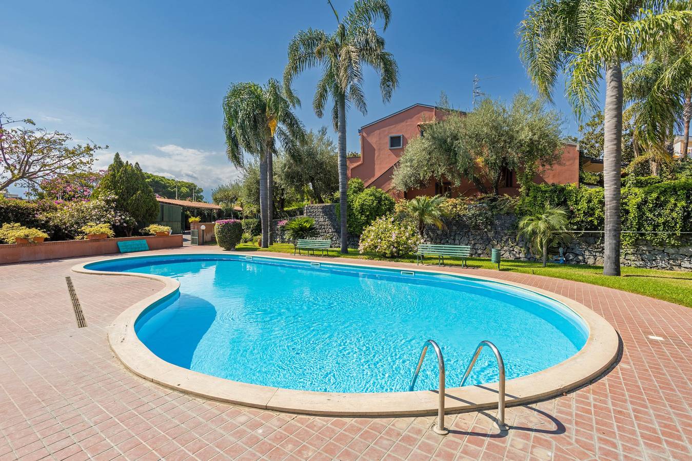 Entire apartment, Apartment 'Oleandri Beach Resort' with Sea View, Shared Pool and Air Conditioning in Recanati (Sicily), Giardini-Naxos