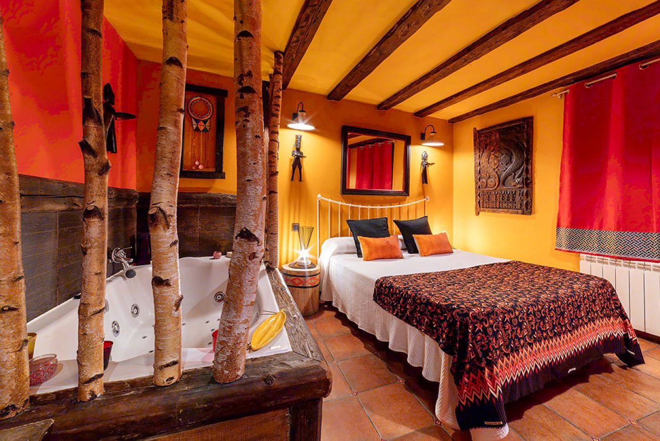 Entire apartment, Apartment 2. Garden Suite with Jacuzzi and fireplace in Enterría, Camaleño