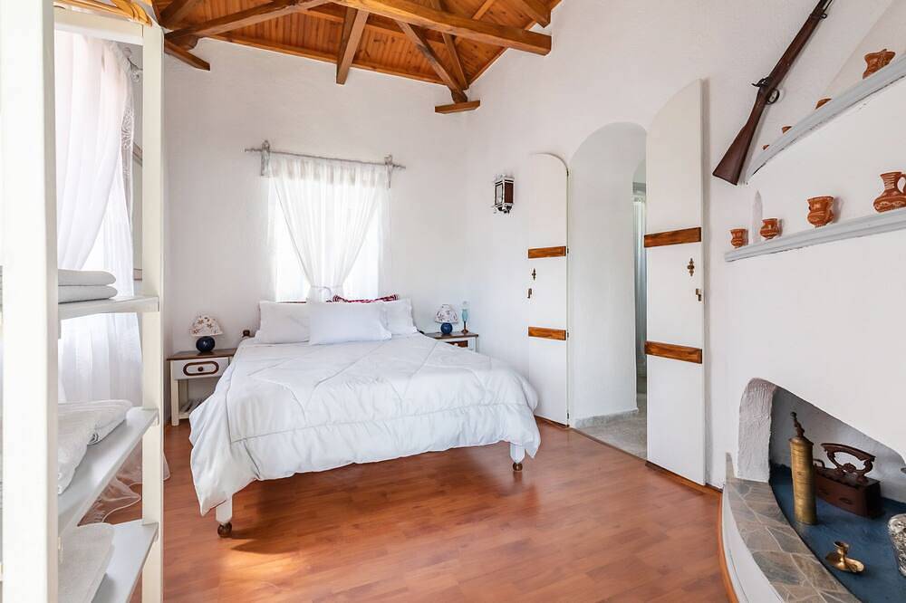 Charming cottage with pool in private land, in the coyntry in Sporaden