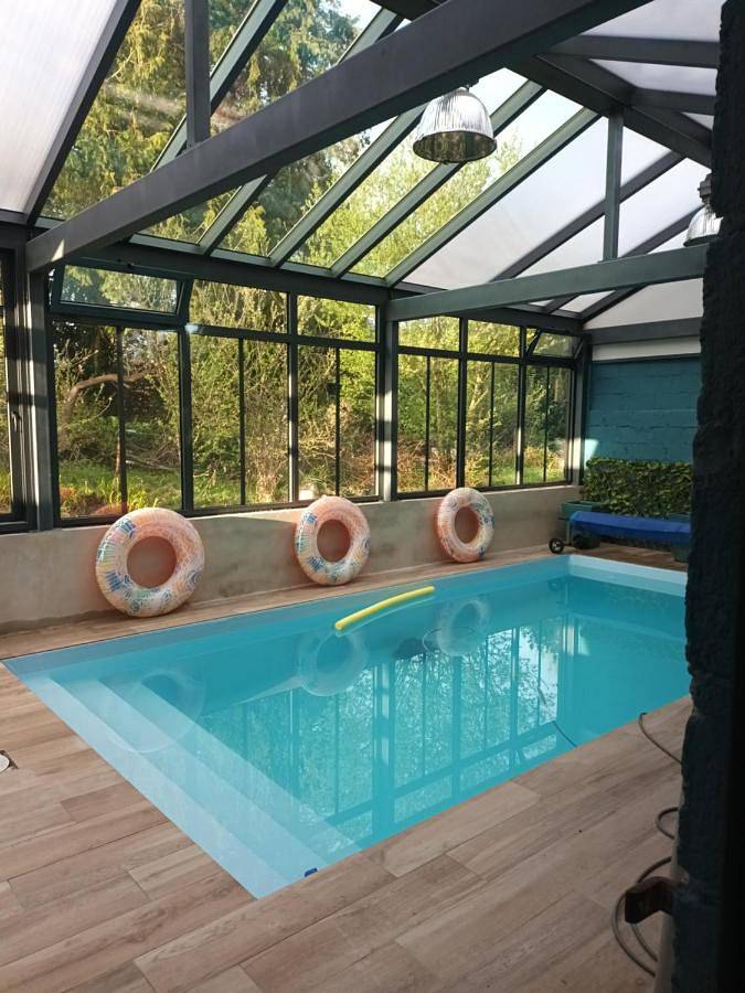 Au Domaine de Sophie piscine chauffée couverte et jacuzzi couvert in Crasville, Région de Cherbourg