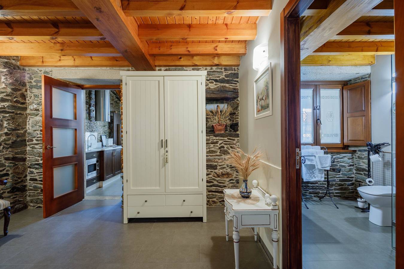 Appartement "Apartamento Adega" binnenkamer, met een raam dat uitkijkt op een binnenveranda, foto 9