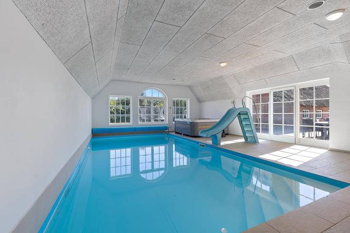 Stråtækket feriehus med pool in Ulfborg, Holstebro Kommune