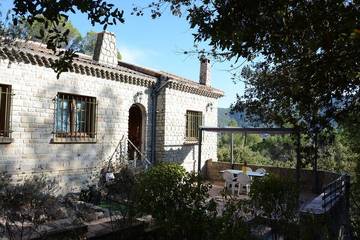 Location de vacances pour 6 personnes, avec terrasse et jardin à Solliès-Toucas