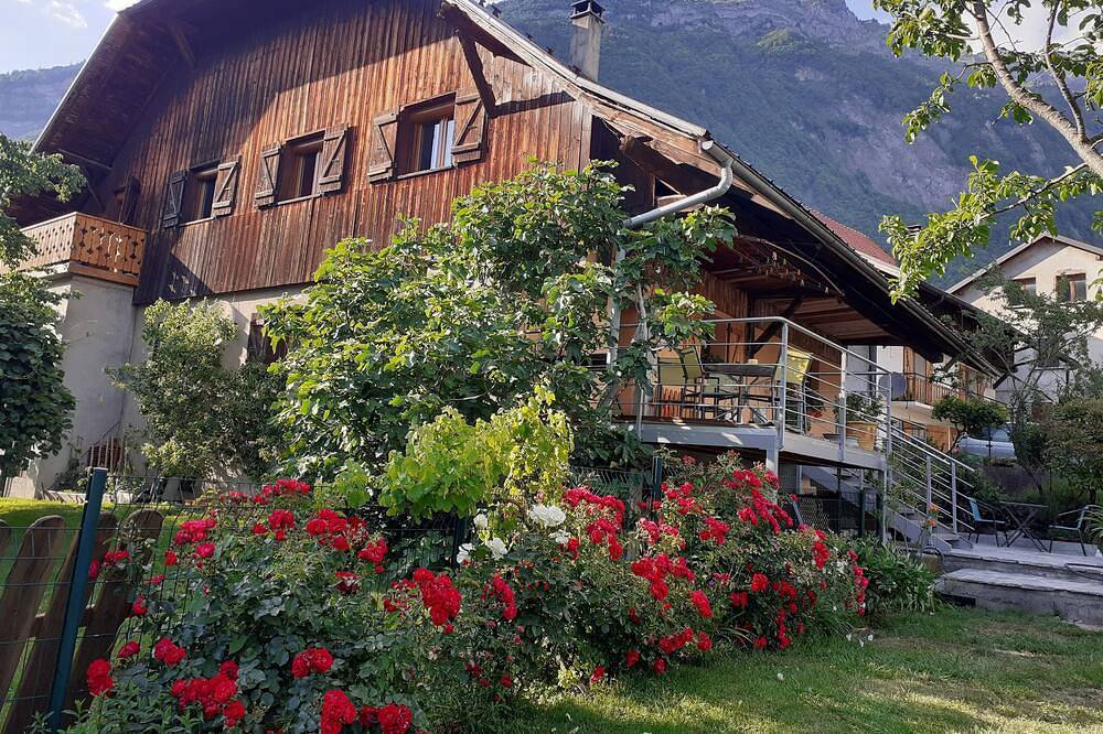 Ancienne ferme rénovée, à proximité du Lac d'Annecy et au pied des montagnes. in Ugine, Région d'Albertville