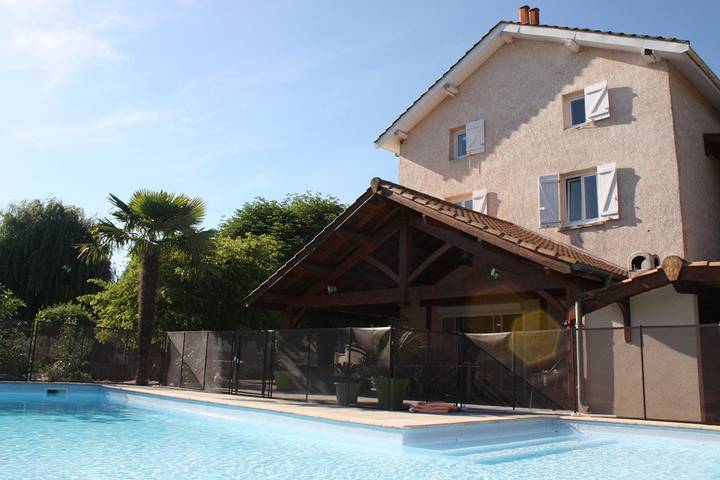 Location de vacances pour 3 personnes, avec Jardin et Piscine à Illiat
