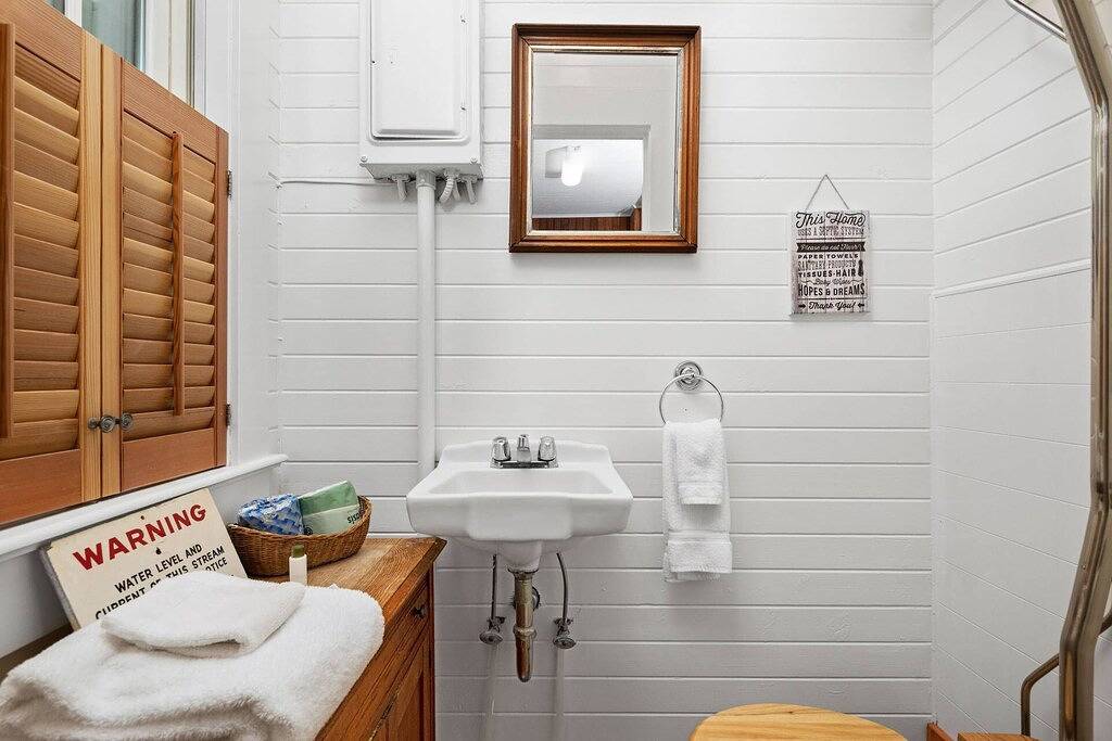 Relaxing Beach Vibes on Quiet Ridge w/ Fireplace and Private Deck, Walk to Beach and Close to Golf in Gearhart, Clatsop County