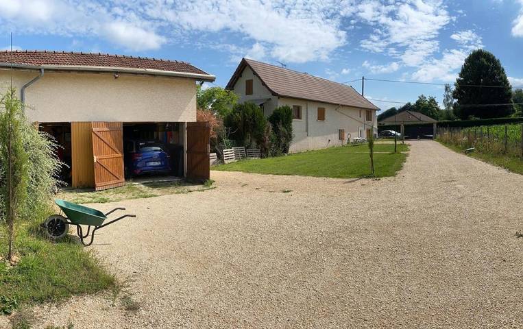 Gîte pour 6 personnes, avec piscine et jardin à Faverges-de-la-Tour